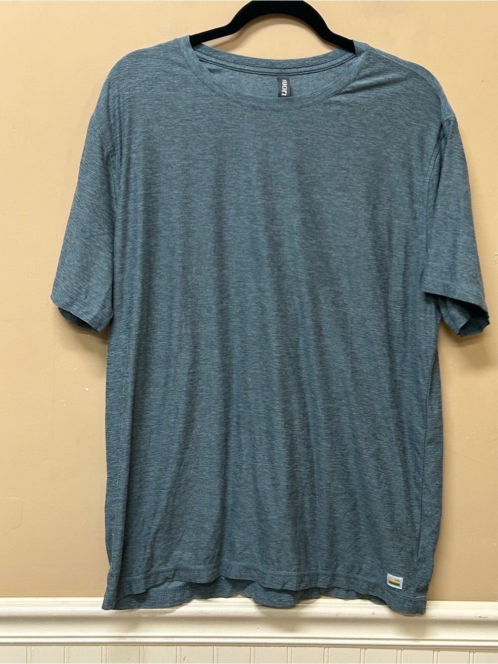 Vuori Strato Tech Tee Gray Green Heathered Short Sleeve T Shirt Size XL V126